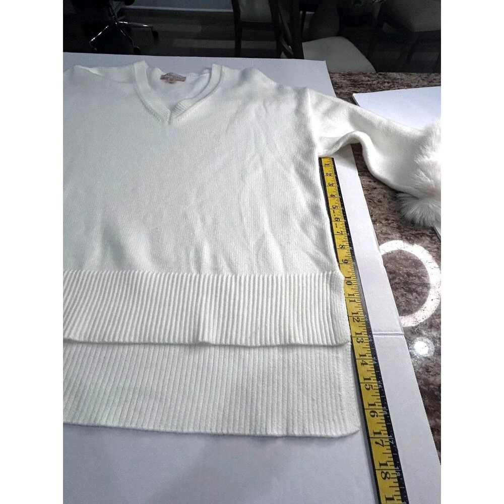 Philosophy by Republic Woman’s Size XL V-Neck White Sweater with Faux Fur Cuffs. - Picture 10 of 12